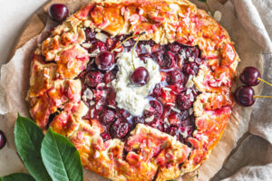 Kirsch-Pfirsich-Galette – Sommerliches Obstgebäck mit knusprigem Boden