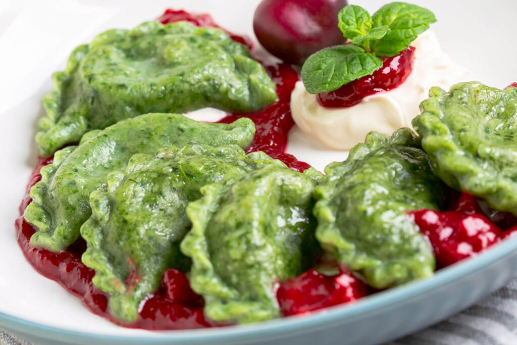 Kirsch-Wareniki mit Spinat-Teig – eine osteuropäische Süßspezialität