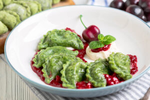 Kirsch-Wareniki mit Spinat-Teig – eine osteuropäische Süßspezialität