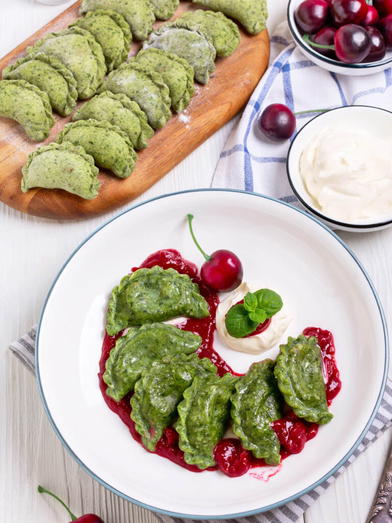 Kirsch-Wareniki mit Spinat-Teig – eine osteuropäische Süßspezialität