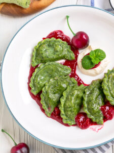 Kirsch-Wareniki mit Spinat-Teig