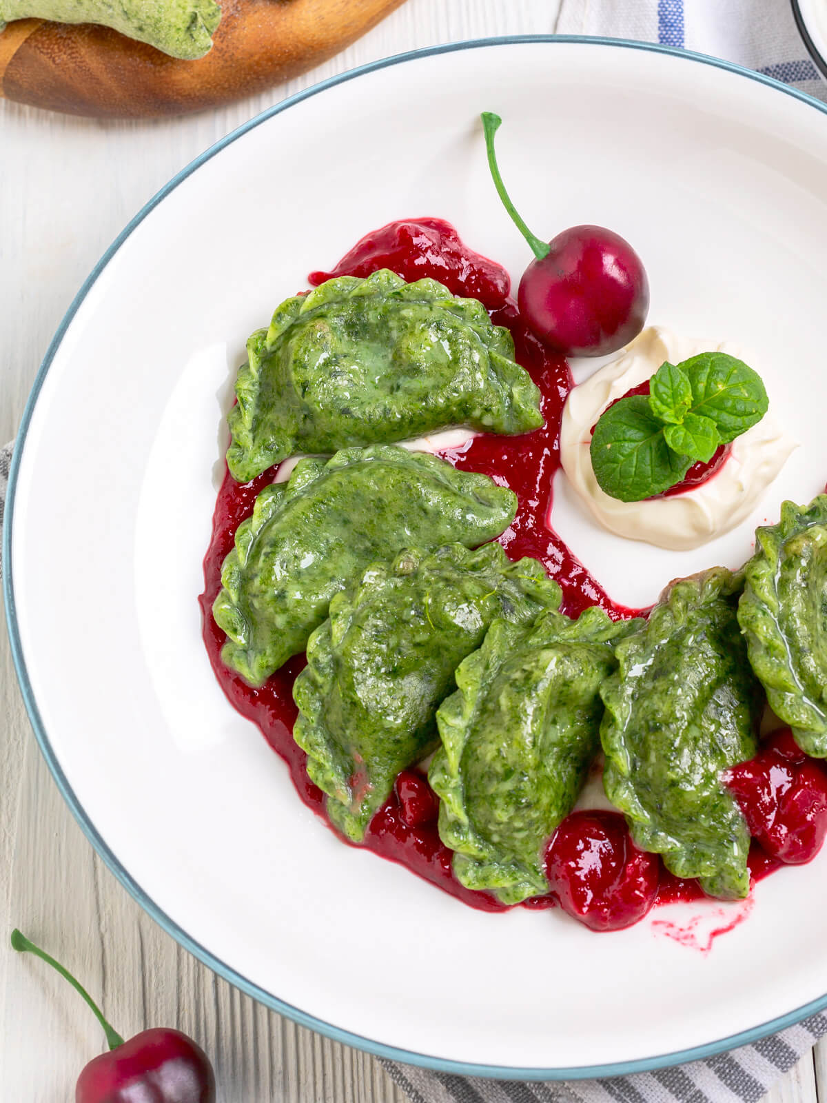 Kirsch-Wareniki mit Spinat-Teig – eine osteuropäische Süßspezialität