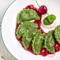 Kirsch-Wareniki mit Spinat-Teig – eine osteuropäische Süßspezialität