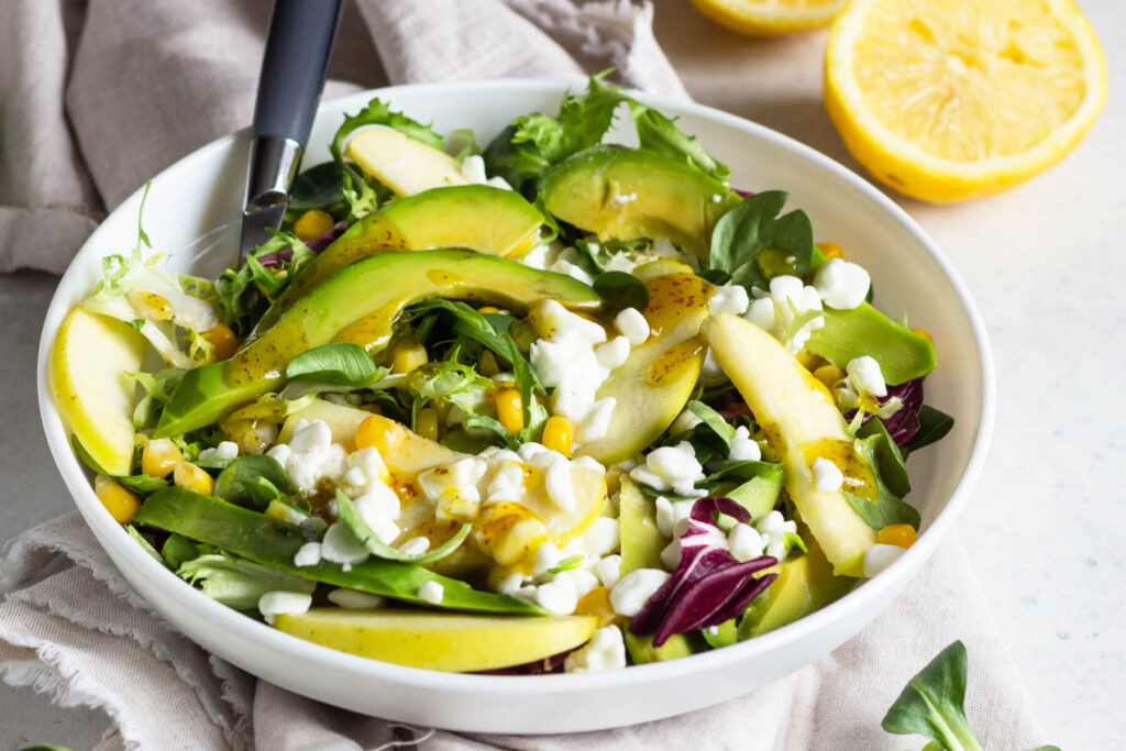Knackiger Grüner Salat mit süßem Apfel und cremigem Hüttenkäse