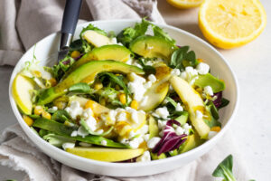 Knackiger Grüner Salat mit süßem Apfel und cremigem Hüttenkäse