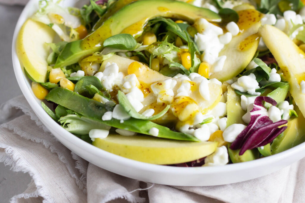 Knackiger Grüner Salat mit süßem Apfel und cremigem Hüttenkäse
