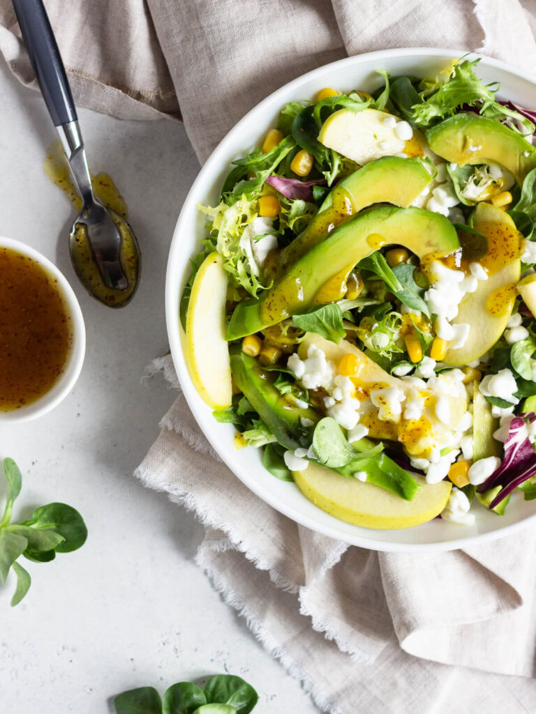Knackiger Grüner Salat mit süßem Apfel und cremigem Hüttenkäse