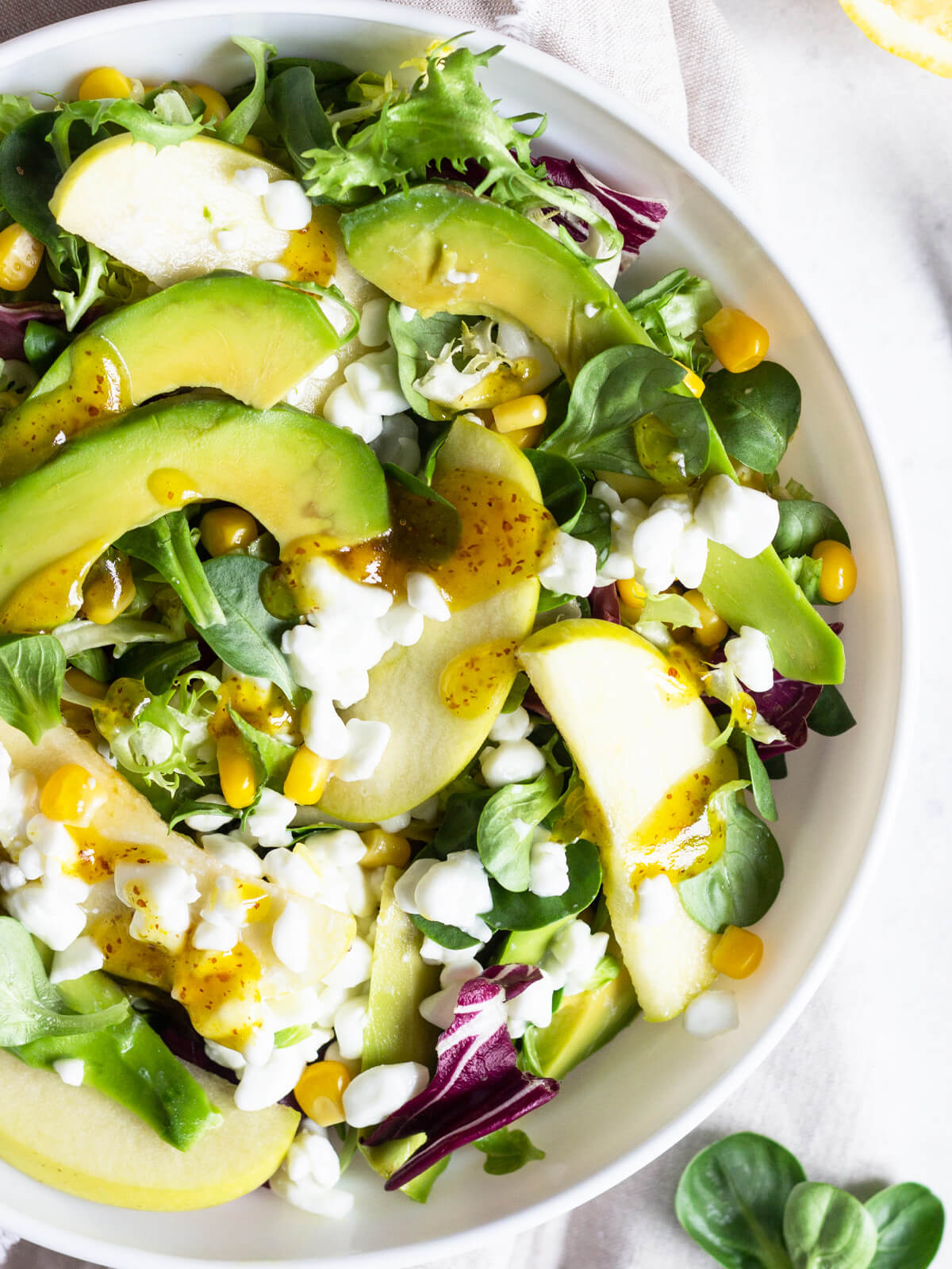 Knackiger Grüner Salat mit süßem Apfel und cremigem Hüttenkäse