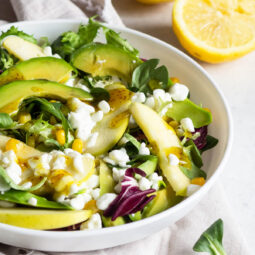 Knackiger Grüner Salat mit süßem Apfel und cremigem Hüttenkäse