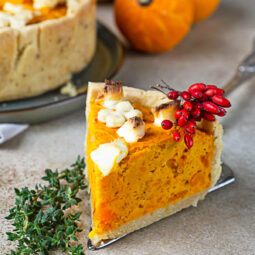 Kürbis-Feta-Kuchen im Mürbeteig - herbstliches Ofengericht