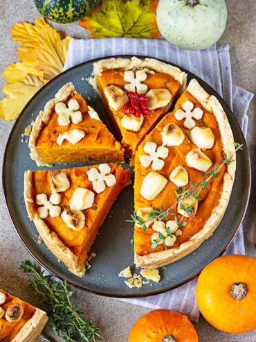 Kürbis-Feta-Kuchen im Mürbeteig - herbstliches Ofengericht