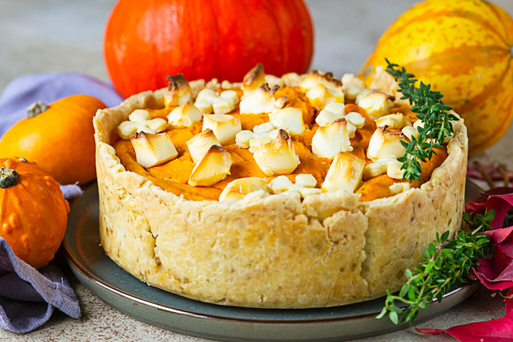 Kürbis-Feta-Kuchen im Mürbeteig - herbstliches Ofengericht