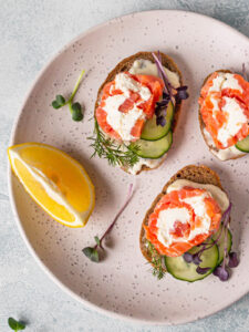 Lachs-Häppchen mit Frischkäse und Gurke