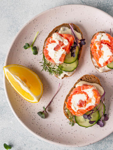 Lachs-Häppchen mit Frischkäse und Gurke - Festliche Fisch-Canapés