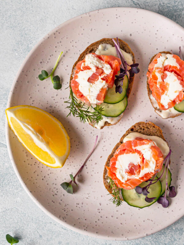 Lachs-Häppchen mit Frischkäse und Gurke - Festliche Fisch-Canapés