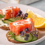 Lachs-Häppchen mit Frischkäse und Gurke - Festliche Fisch-Canapés