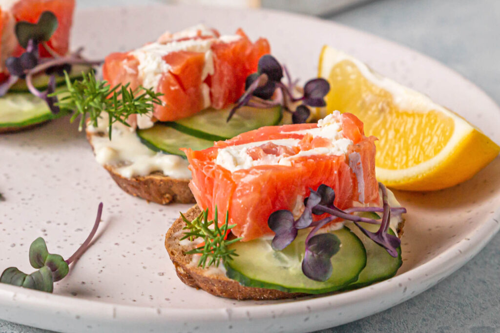 Lachs-Häppchen mit Frischkäse und Gurke - Festliche Fisch-Canapés