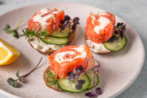 Lachs-Häppchen mit Frischkäse und Gurke - Festliche Fisch-Canapés
