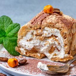 Meringue-Kaffee-Rolle – Luftiger Genuss mit Mascarponecreme & Haselnüssen