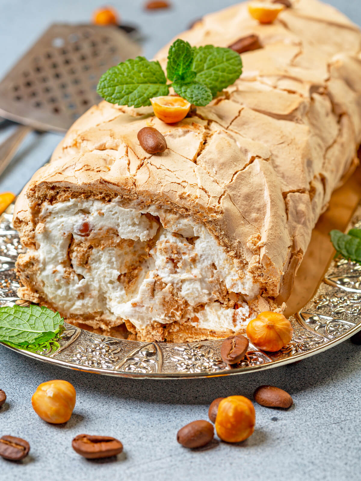 Meringue-Kaffee-Rolle – Luftiger Genuss mit Mascarponecreme & Haselnüssen