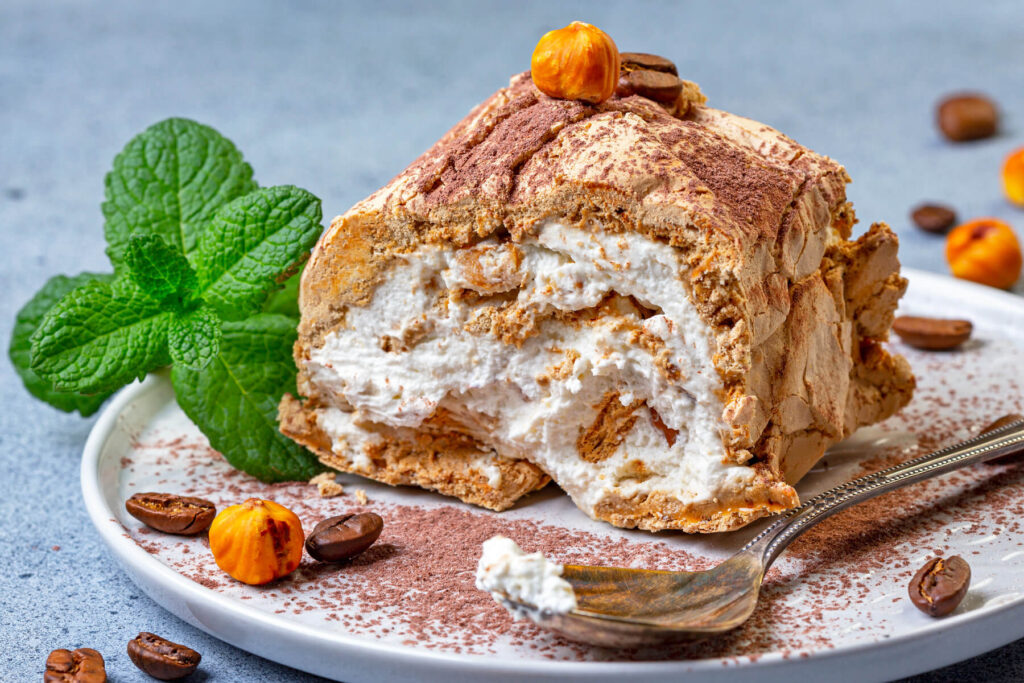 Meringue-Kaffee-Rolle – Luftiger Genuss mit Mascarponecreme & Haselnüssen
