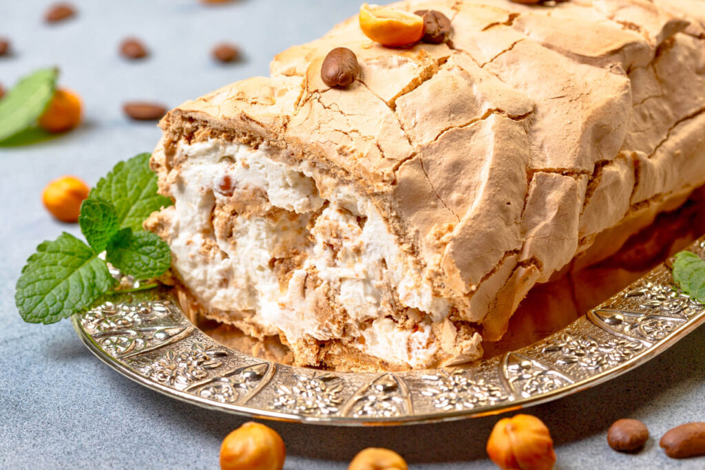 Meringue-Kaffee-Rolle – Luftiger Genuss mit Mascarponecreme & Haselnüssen