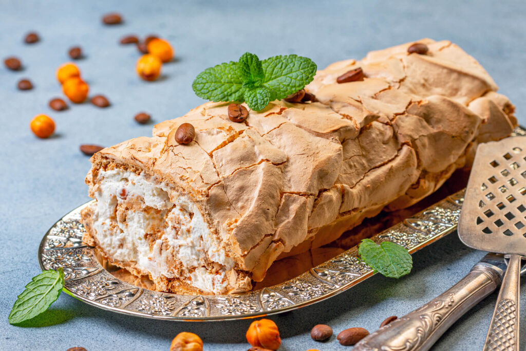 Meringue-Kaffee-Rolle – Luftiger Genuss mit Mascarponecreme & Haselnüssen