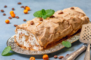 Meringue-Kaffee-Rolle – Luftiger Genuss mit Mascarponecreme & Haselnüssen