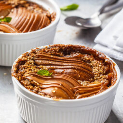 Ofen-Porridge mit Birnen und Zimt (Vegan Baked Oatmeal)