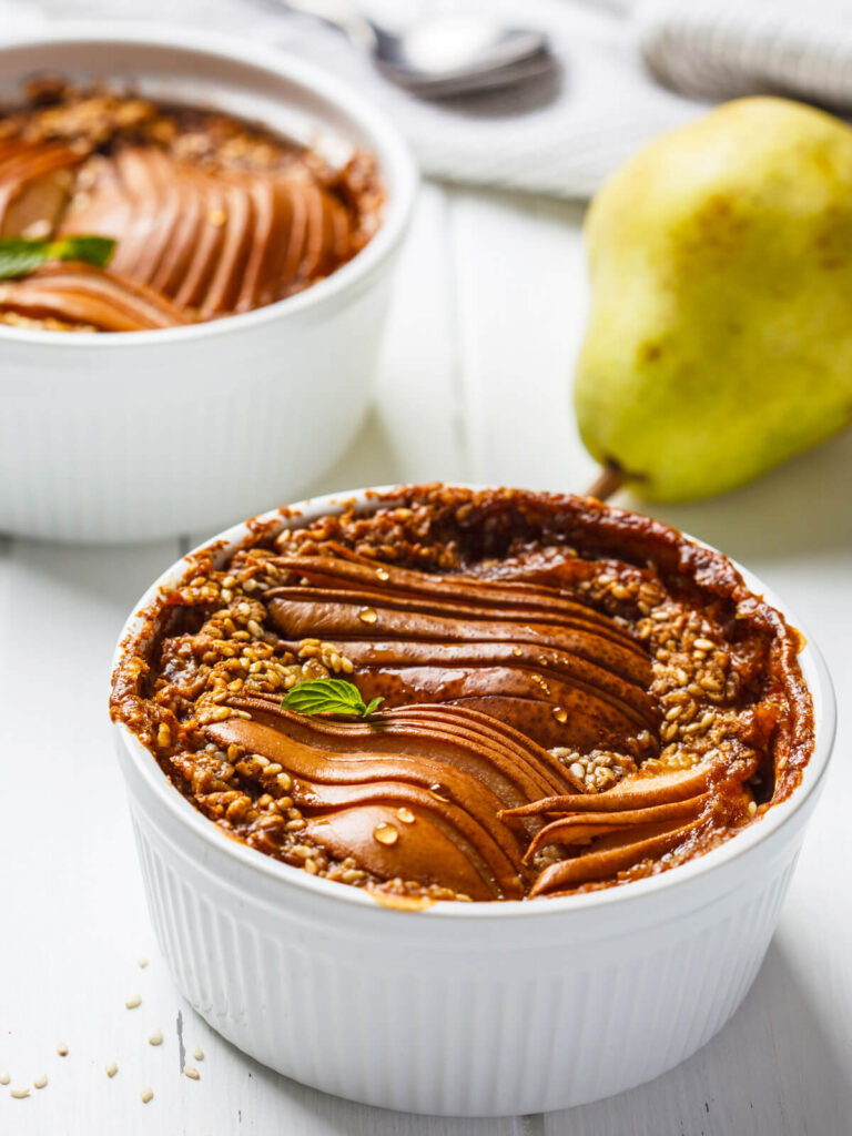 Ofen-Porridge mit Birnen und Zimt (Vegan Baked Oatmeal)