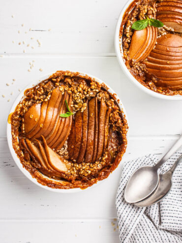 Ofen-Porridge mit Birnen und Zimt (Vegan Baked Oatmeal)