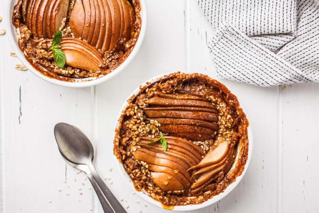 Ofen-Porridge mit Birnen und Zimt (Vegan Baked Oatmeal)