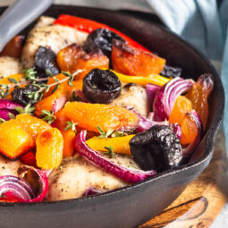 Ofenhähnchen mit Gemüse und Trockenfrüchten