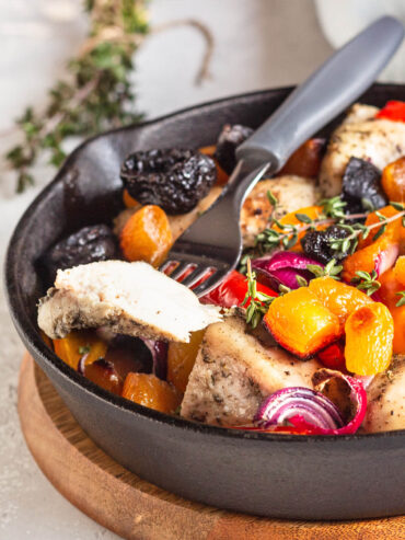 Ofenhähnchen mit Gemüse und Trockenfrüchten