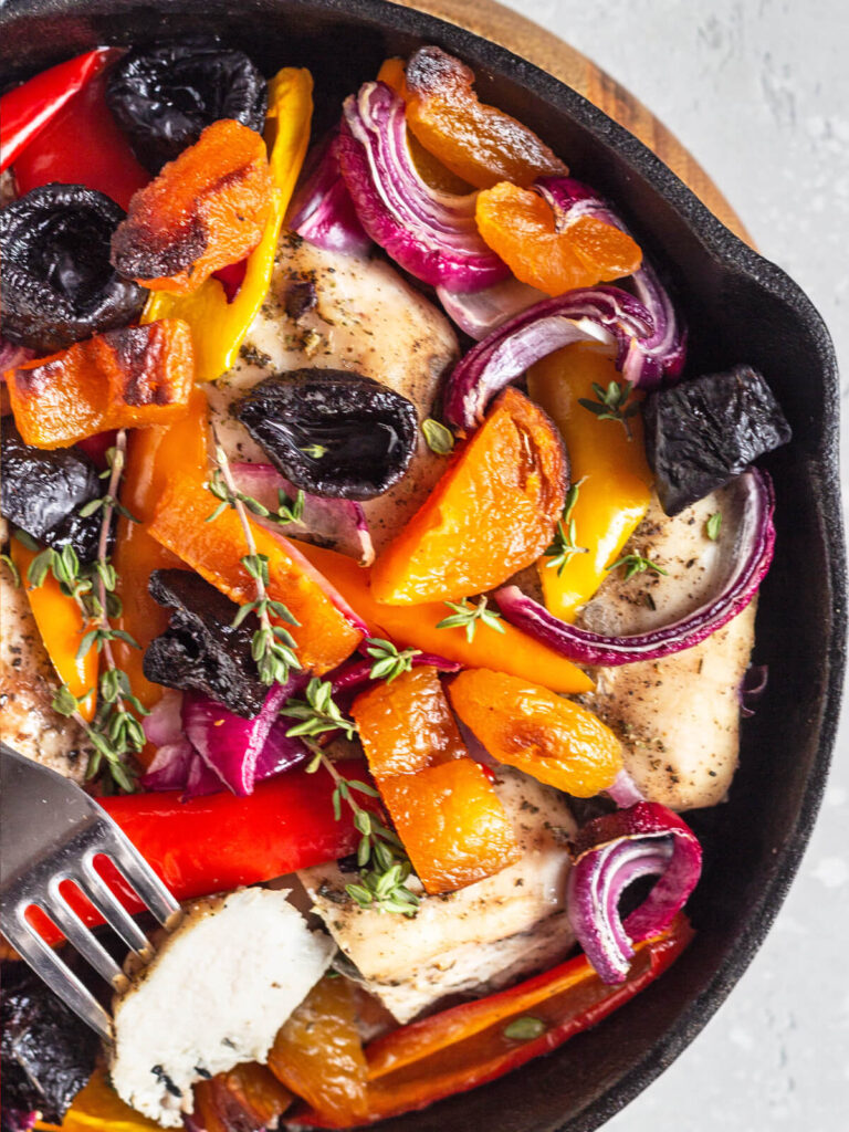 Ofenhähnchen mit Gemüse und Trockenfrüchten