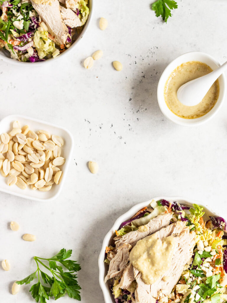 Puten-Gemüsesalat mit asiatischem Erdnuss-Dressing