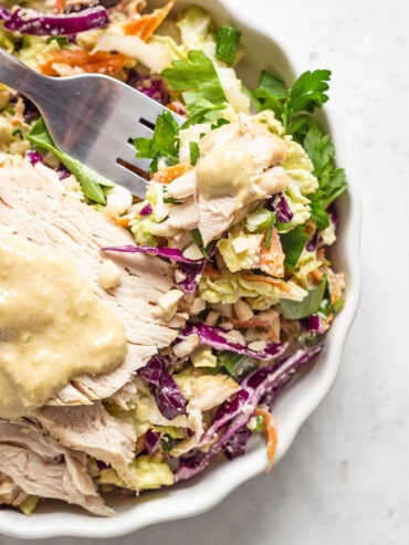 Puten-Gemüsesalat mit asiatischem Erdnuss-Dressing