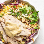 Puten-Gemüsesalat mit asiatischem Erdnuss-Dressing