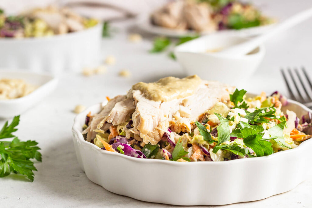 Puten-Gemüsesalat mit asiatischem Erdnuss-Dressing