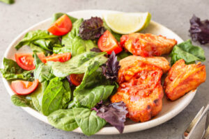 Putenfilet in roter Marinade mit knusprigem Spinatsalat