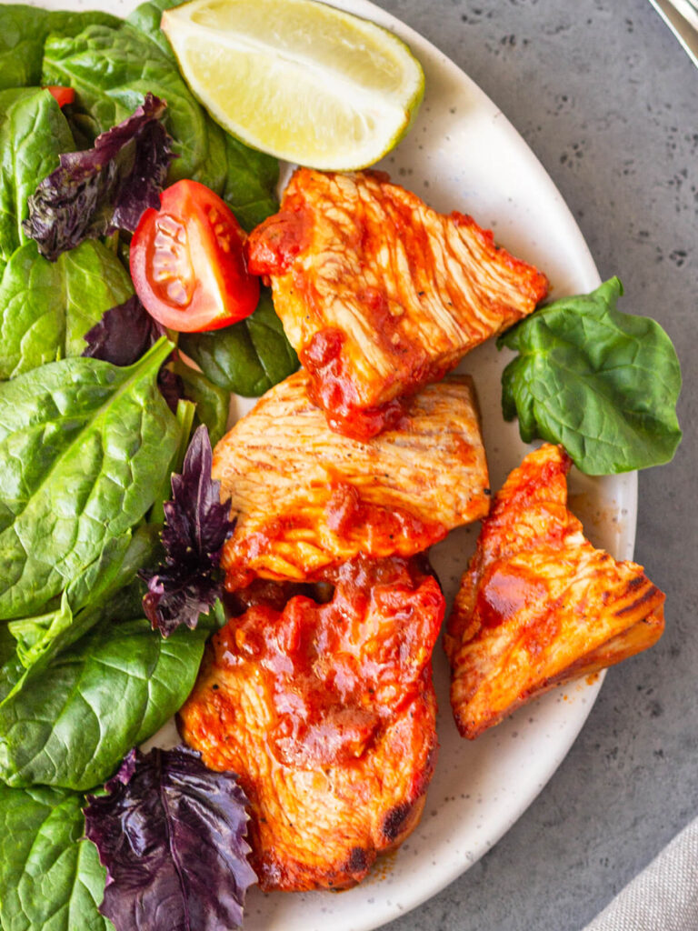 Putenfilet in roter Marinade mit knusprigem Spinatsalat