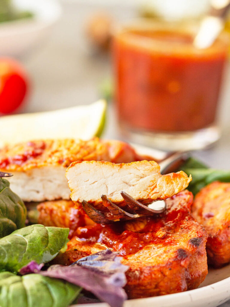 Putenfilet in roter Marinade mit knusprigem Spinatsalat