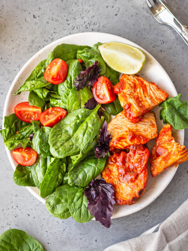 Putenfilet in roter Marinade mit knusprigem Spinatsalat