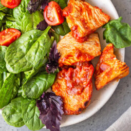 Putenfilet in roter Marinade mit knusprigem Spinatsalat