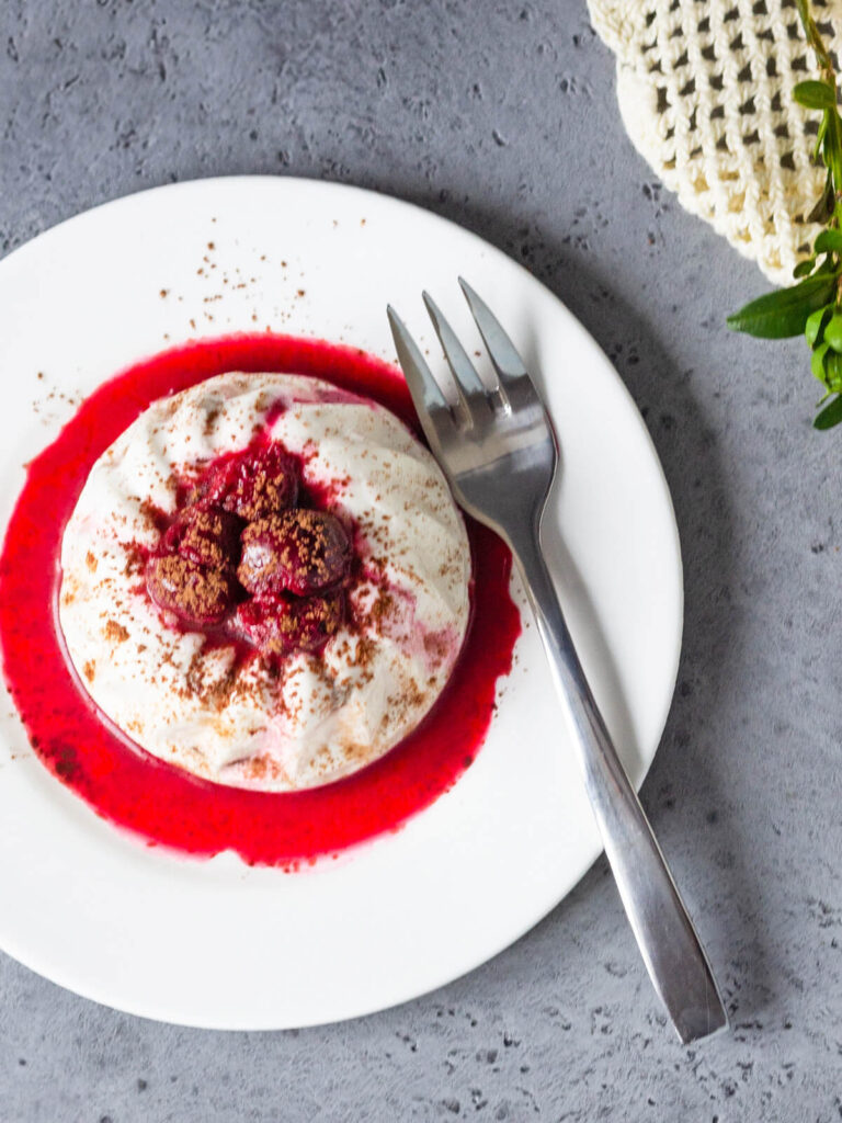 Quark-Bananen-Panna-Cotta mit Kirschsoße – Leicht und Cremig