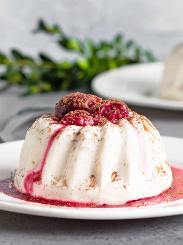 Quark-Bananen-Panna-Cotta mit Kirschsoße – Leicht und Cremig