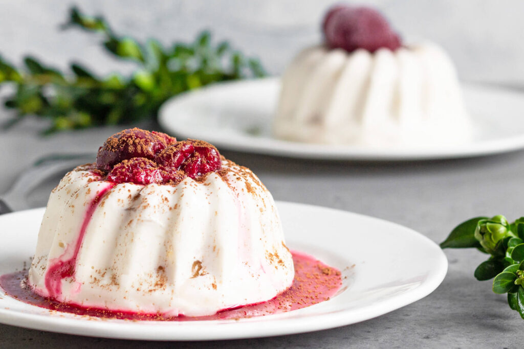 Quark-Bananen-Panna-Cotta mit Kirschsoße – Leicht und Cremig