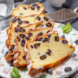 Quarkauflauf mit Rosinen und frischer Orangenzeste