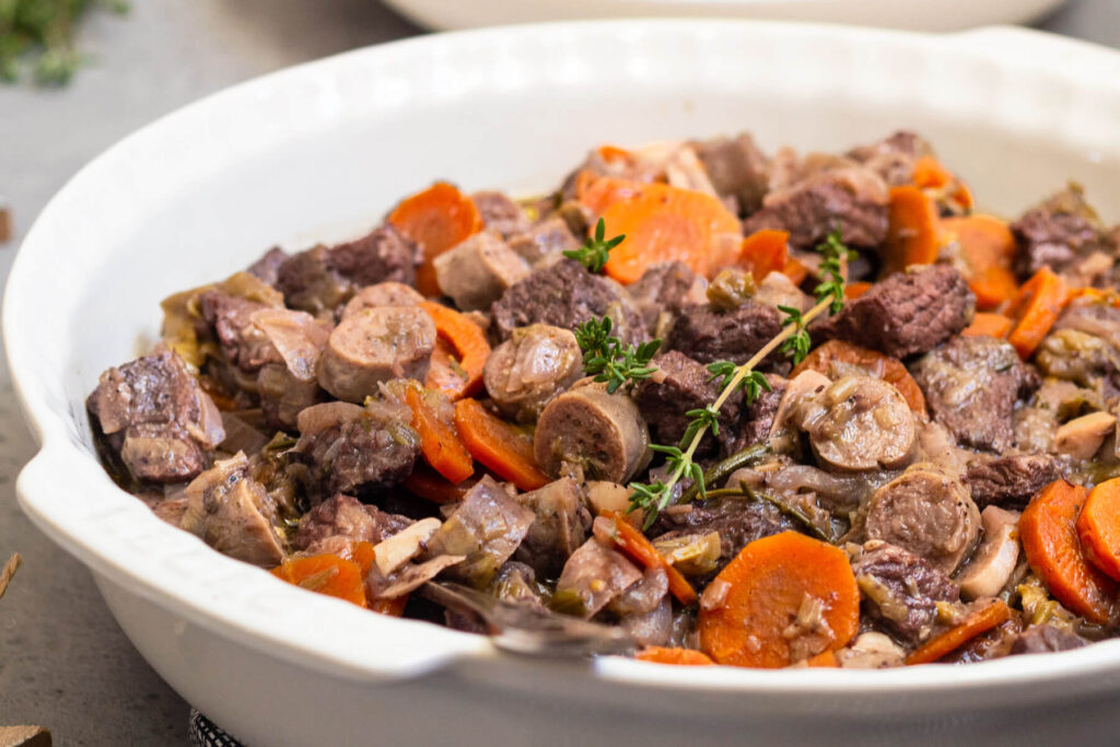 Rindfleisch Burgunder Art mit Bratwürstchen (Bœuf Bourguignon)