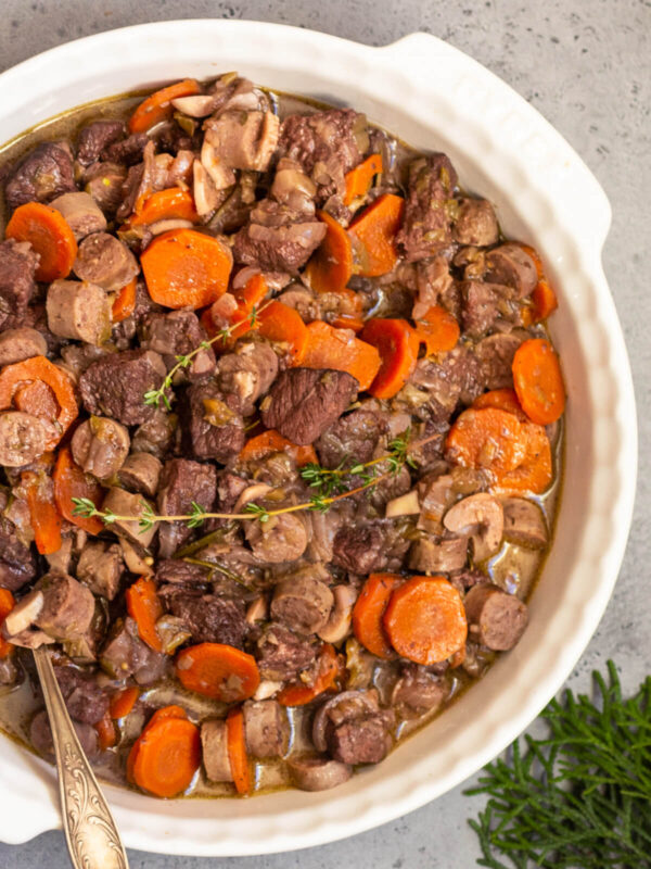 Rindfleisch Burgunder Art mit Bratwürstchen (Bœuf Bourguignon)